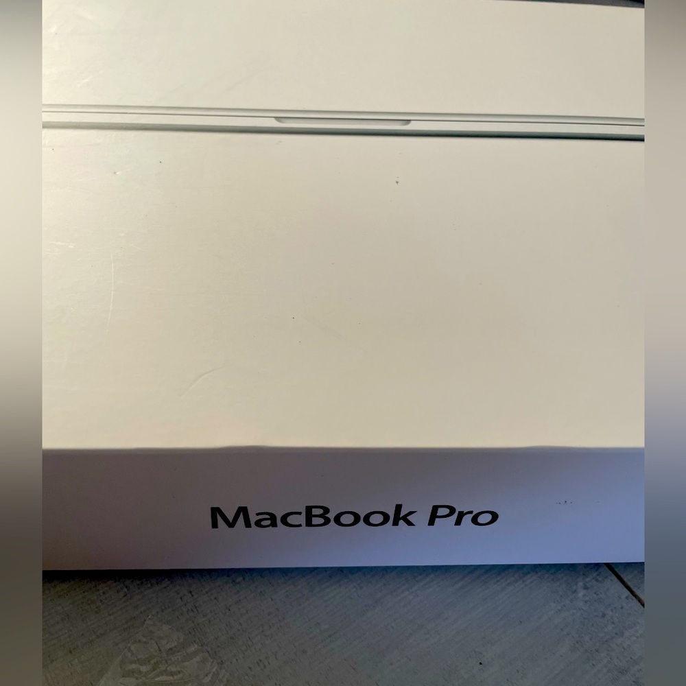 Excellent condition MacBook Pro 15 inch box